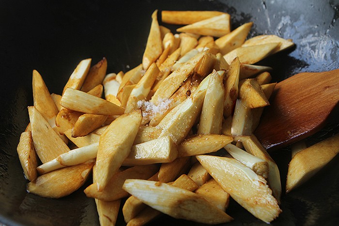 Loại củ mệnh danh là amp;#34;nhân sâm nướcamp;#34;, mọc từ bùn đất quê, nay là đặc sản ở thành phố, xào hay kho đều ngon - 6