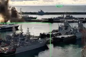 Ukraine tuyên bố lần đầu tiên tấn công tàu ngầm Nga bằng xuồng không người lái