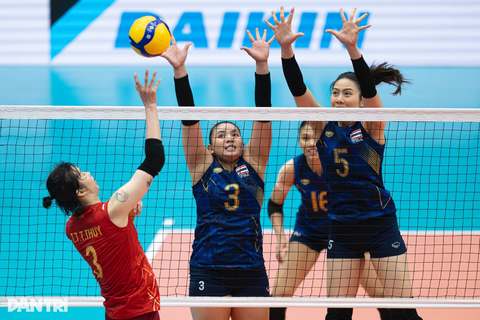 Mưa nước mắt sau trận chung kết lịch sử của bóng chuyền nữ Việt Nam - 3