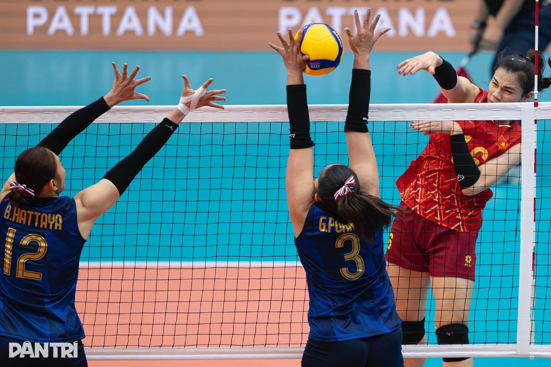 Mưa nước mắt sau trận chung kết lịch sử của bóng chuyền nữ Việt Nam - 4