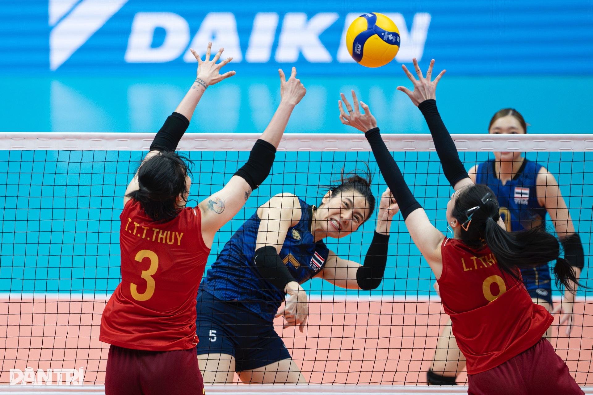 Mưa nước mắt sau trận chung kết lịch sử của bóng chuyền nữ Việt Nam - 7