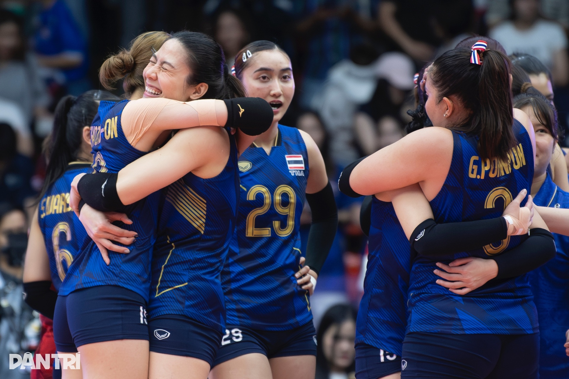 Mưa nước mắt sau trận chung kết lịch sử của bóng chuyền nữ Việt Nam - 15