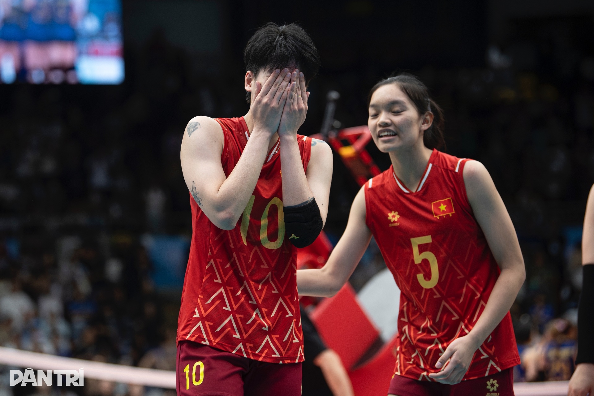 Mưa nước mắt sau trận chung kết lịch sử của bóng chuyền nữ Việt Nam - 17