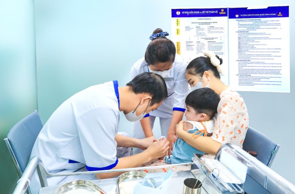 Cúm A tăng cao: Tiêm vaccine thế nào để an toàn cho trẻ và người lớn? - 4