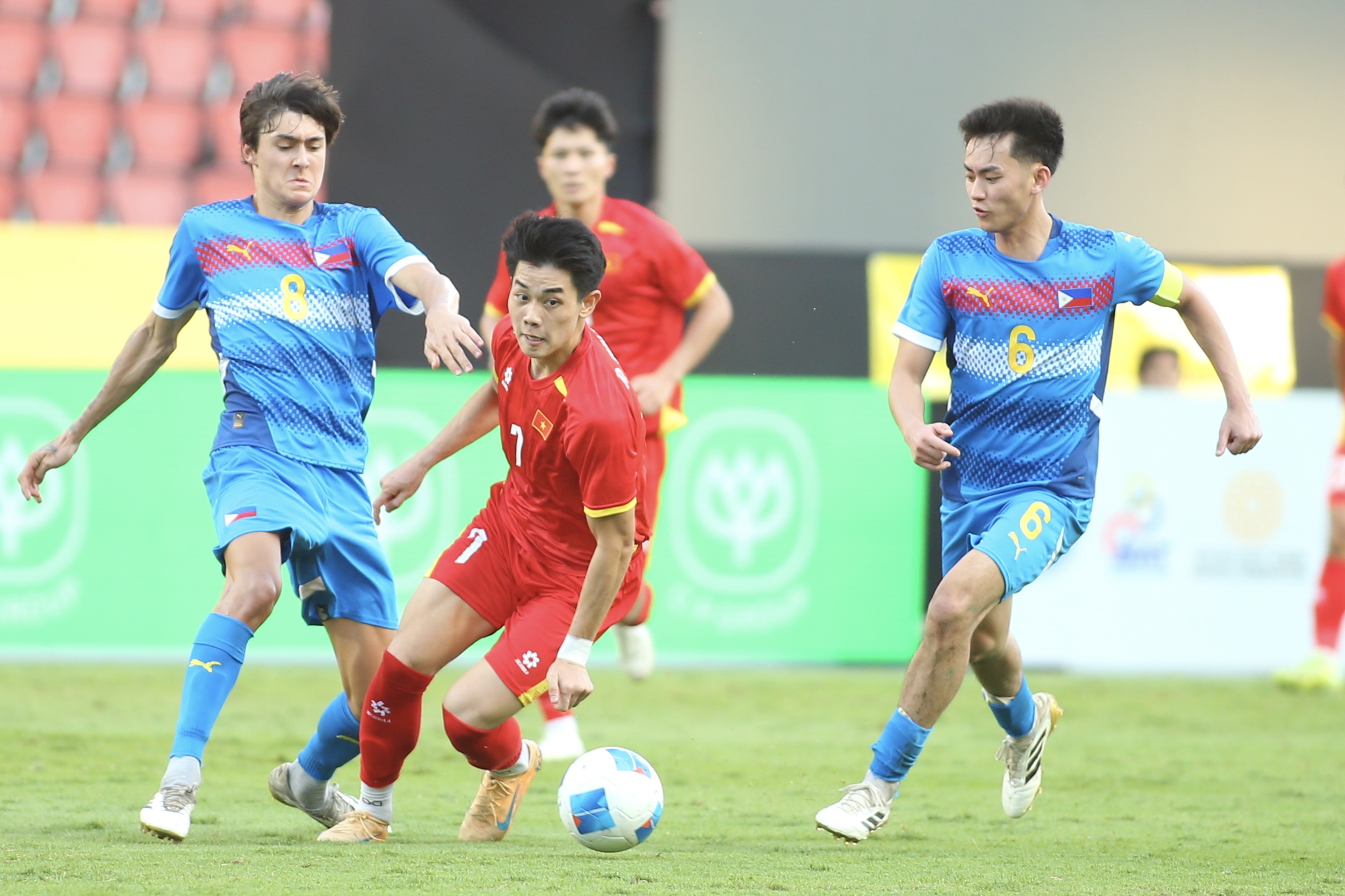 Đình Bắc gây khó chịu, hậu vệ Philippines theo kèm đến mức chấn thương: Xứng danh MVP- Ảnh 5. Đình Bắc gây khó chịu, hậu vệ Philippines theo kèm đến mức chấn thương: Xứng danh MVP- Ảnh 5.