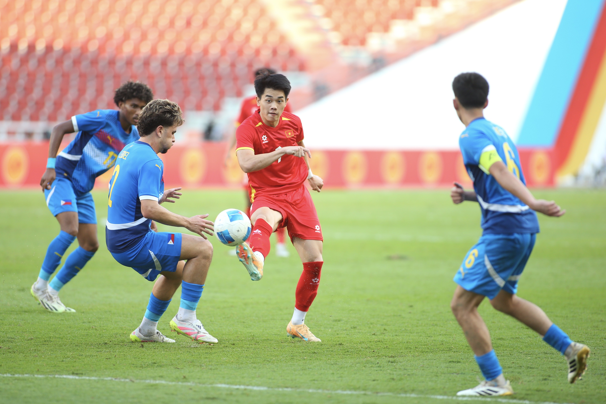 Đình Bắc gây khó chịu, hậu vệ Philippines theo kèm đến mức chấn thương: Xứng danh MVP- Ảnh 8. Đình Bắc gây khó chịu, hậu vệ Philippines theo kèm đến mức chấn thương: Xứng danh MVP- Ảnh 8.