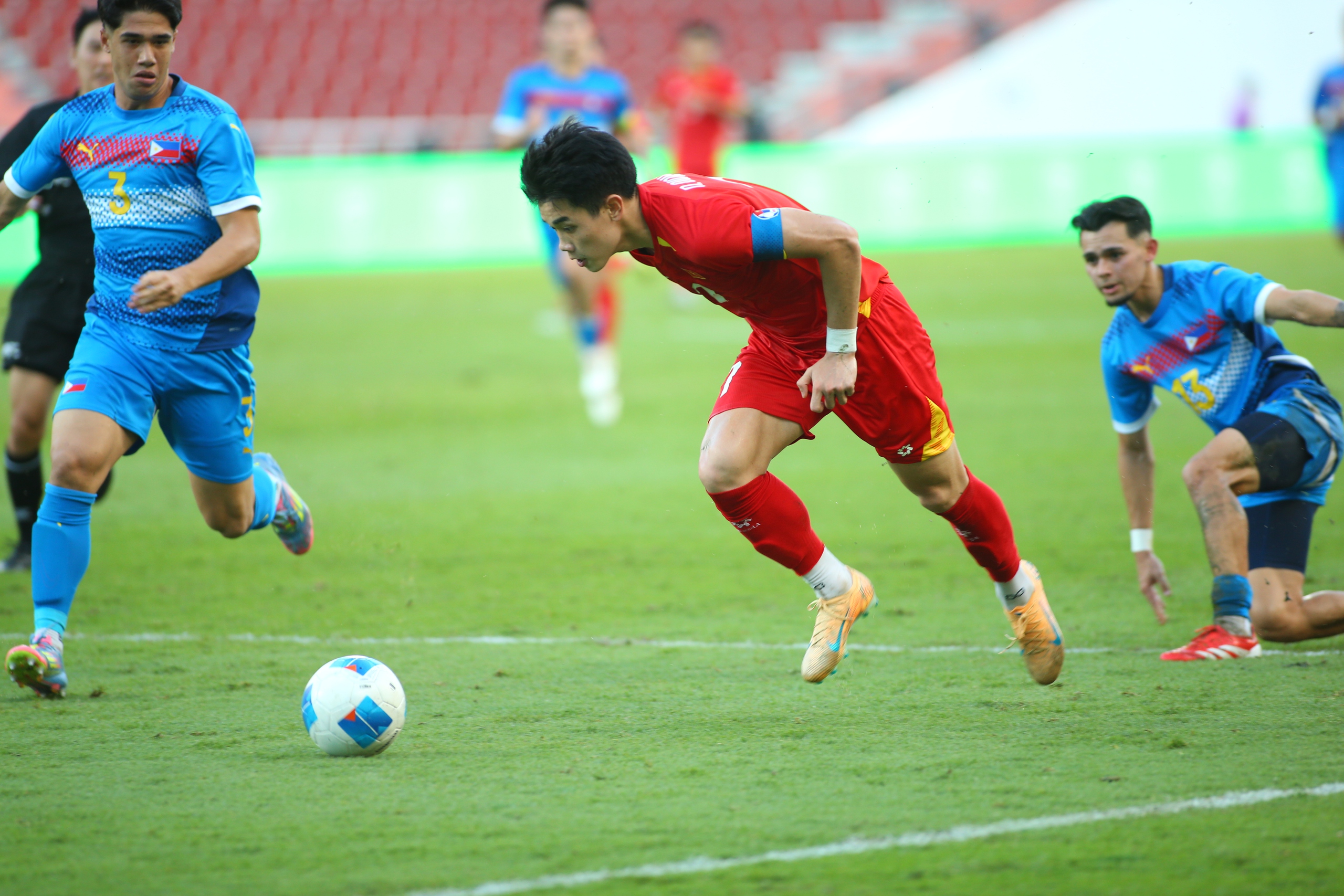 Đình Bắc gây khó chịu, hậu vệ Philippines theo kèm đến mức chấn thương: Xứng danh MVP- Ảnh 9. Đình Bắc gây khó chịu, hậu vệ Philippines theo kèm đến mức chấn thương: Xứng danh MVP- Ảnh 9.