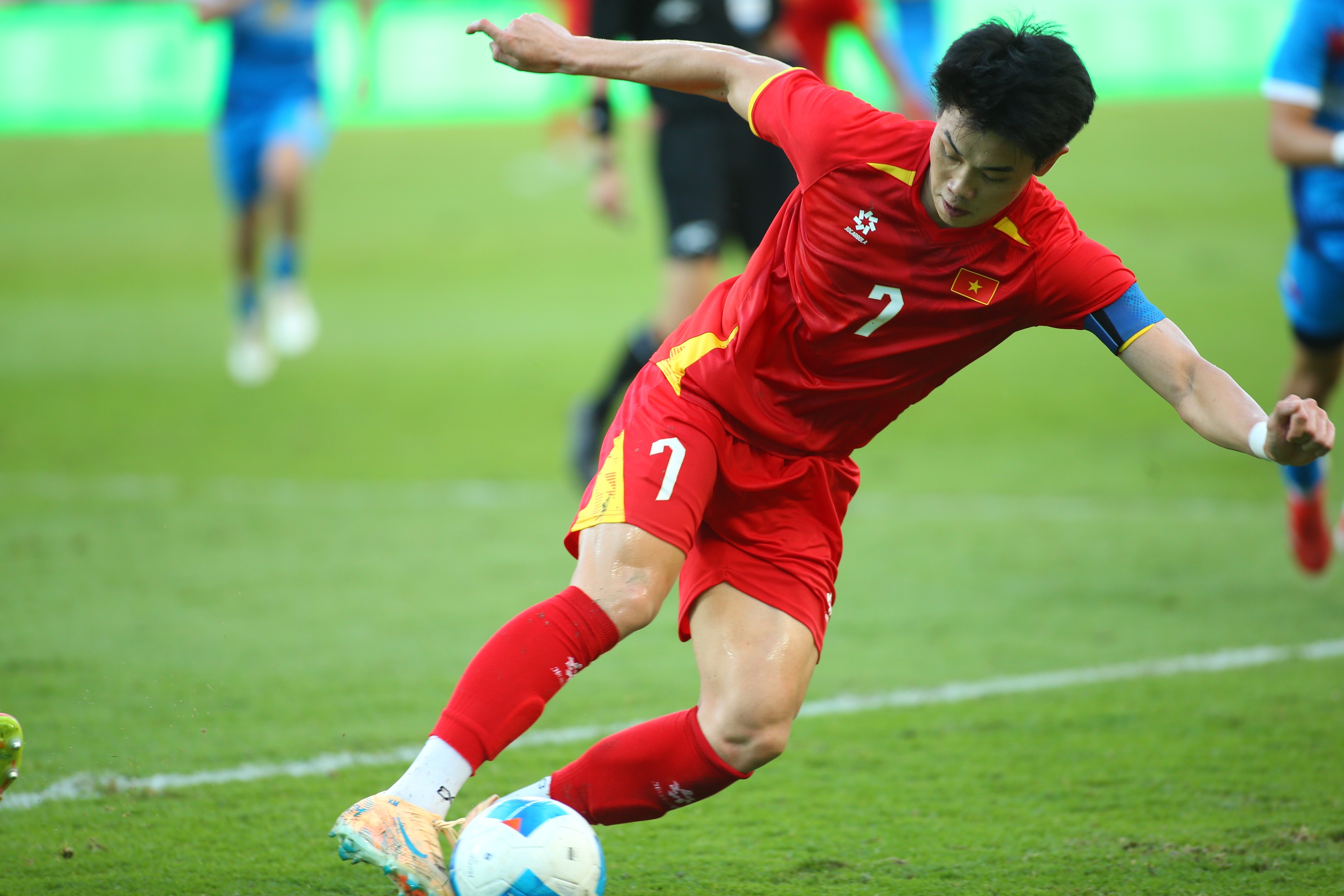 Đình Bắc gây khó chịu, hậu vệ Philippines theo kèm đến mức chấn thương: Xứng danh MVP- Ảnh 10. Đình Bắc gây khó chịu, hậu vệ Philippines theo kèm đến mức chấn thương: Xứng danh MVP- Ảnh 10.