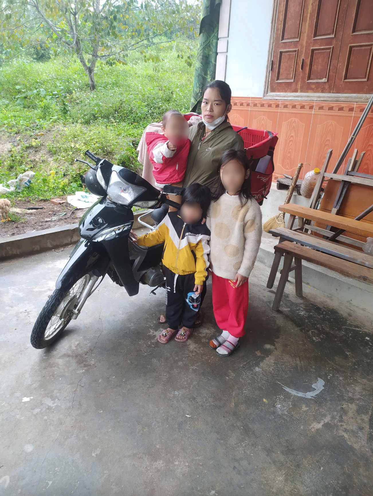 Nghệ An: Mẹ chở con nhỏ đi giao hàng làm rơi mất 20 triệu, đứng khóc giữa đường và cái kết không ngờ- Ảnh 2. Nghệ An: Mẹ chở con nhỏ đi giao hàng làm rơi mất 20 triệu, đứng khóc giữa đường và cái kết không ngờ- Ảnh 2.