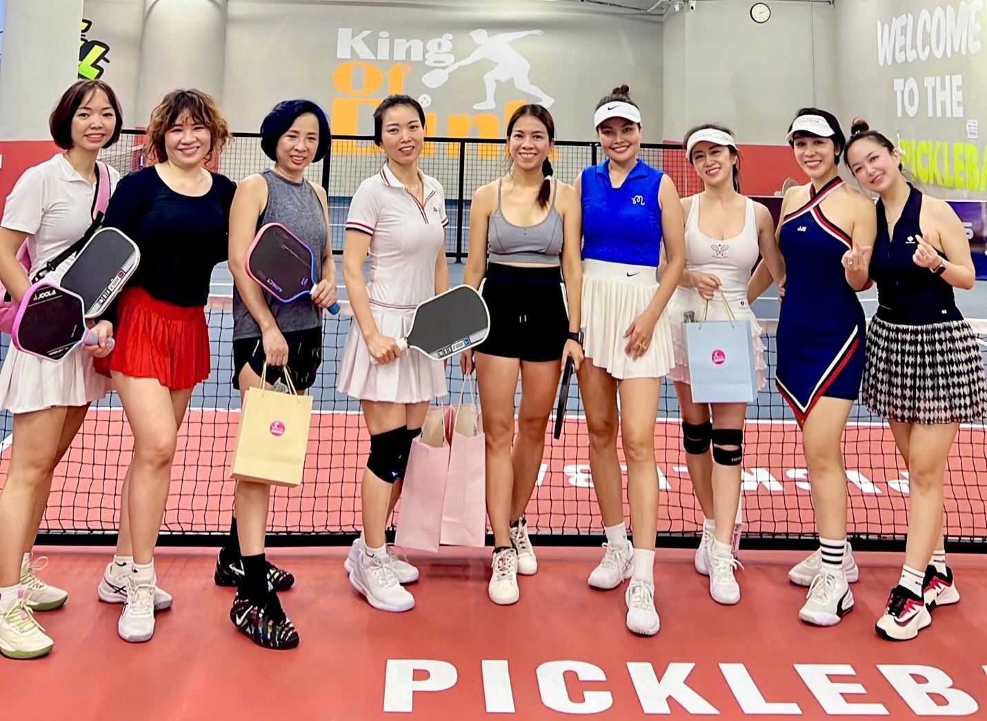 Hội "Chị em hàng xóm" rủ nhau chơi Pickleball, lan tỏa tinh thần "khỏe trẻ đẹp" từ group chat đến sân bóng 2 Một môn thể thao không đặt nặng thành tích, mà điều cần nhất là không khí vui vẻ mà các chị em hàng xóm tạo nên