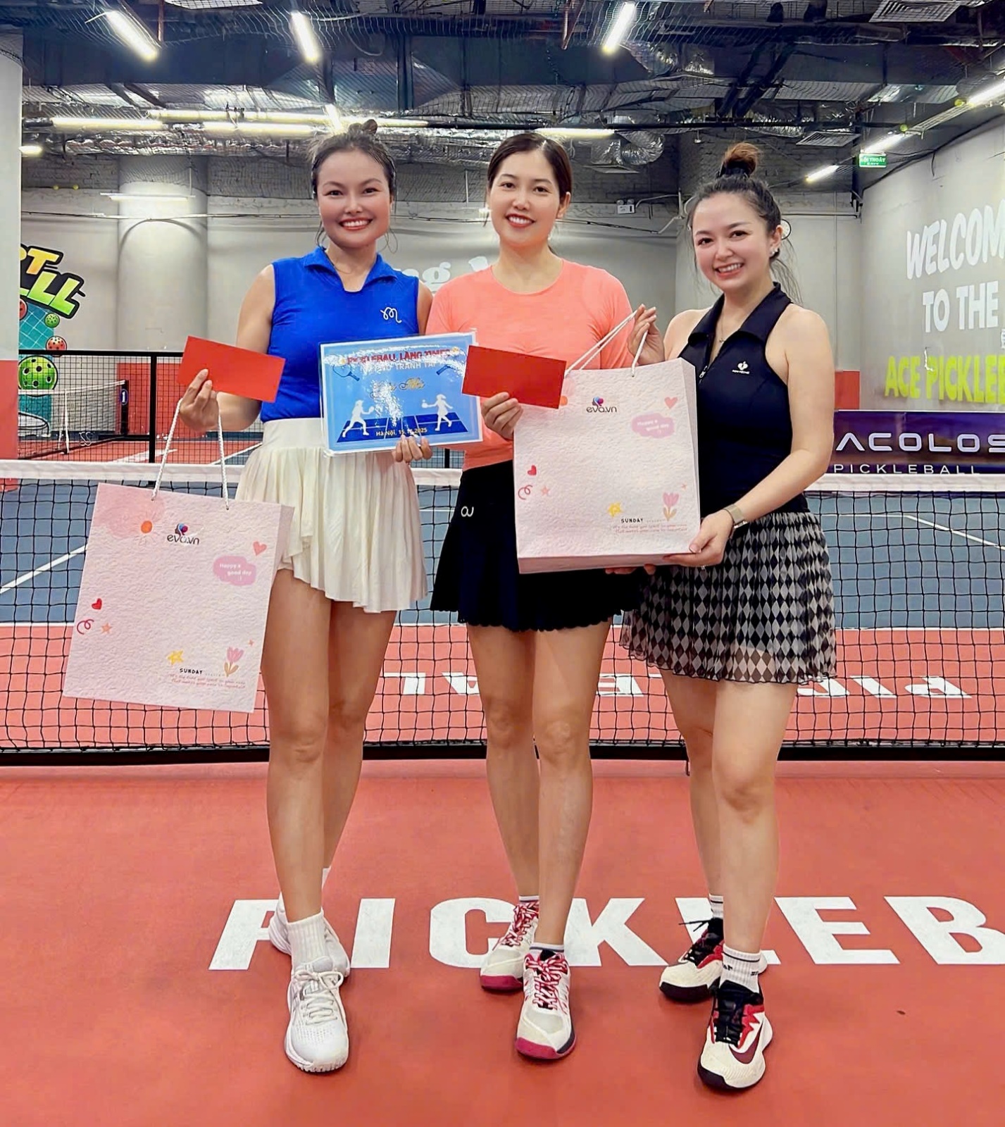 Hội "Chị em hàng xóm" rủ nhau chơi Pickleball, lan tỏa tinh thần "khỏe trẻ đẹp" từ group chat đến sân bóng 3 Những món quà ý nghĩa từ Eva.vn gửi đến các chị em sau giải đấu pickleball mini