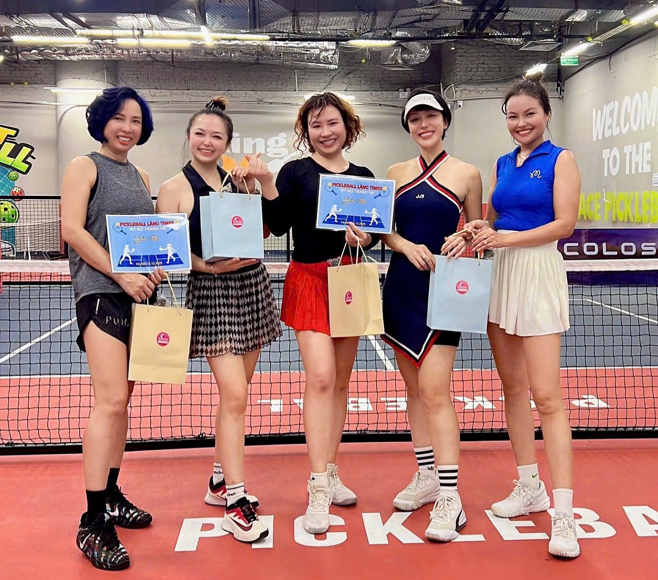 Hội "Chị em hàng xóm" rủ nhau chơi Pickleball, lan tỏa tinh thần "khỏe trẻ đẹp" từ group chat đến sân bóng 4 Pickleball trở thành mối liên kết của tinh thần dành cho các chị em trong khu xóm