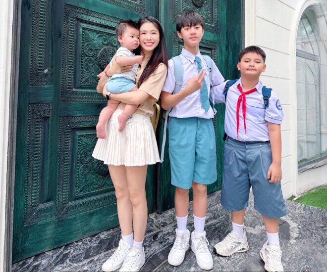 Quý tử thứ 3 của Đăng Khôi vừa cầm bút, vừa cầm mic trong tiệc thôi nôi, được cả nhà mong thành Giáo sư 4 Đăng Khang hiện đã cao ráo, đứng vượt mẹ ở tuổi 14.