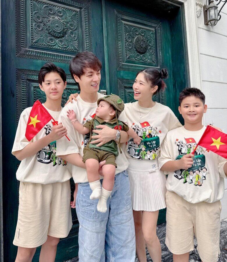 Quý tử thứ 3 của Đăng Khôi vừa cầm bút, vừa cầm mic trong tiệc thôi nôi, được cả nhà mong thành Giáo sư 5 Gia đình Đăng Khôi khiến nhiều người ngưỡng mộ bởi ngoại hình nổi bật.