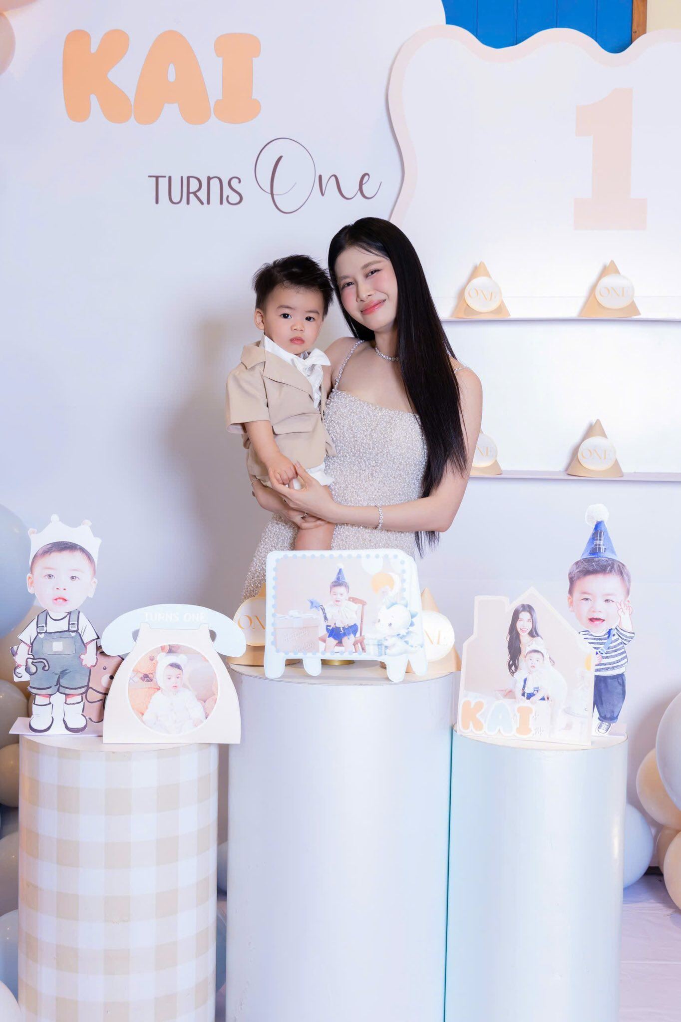 Quý tử thứ 3 của Đăng Khôi vừa cầm bút, vừa cầm mic trong tiệc thôi nôi, được cả nhà mong thành Giáo sư 6 Nhan sắc rạng rỡ của Thủy Anh sau 3 lần sinh nở.