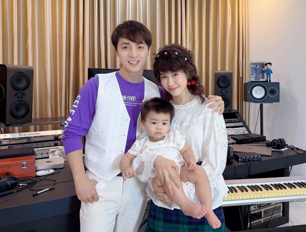 Quý tử thứ 3 của Đăng Khôi vừa cầm bút, vừa cầm mic trong tiệc thôi nôi, được cả nhà mong thành Giáo sư 7 Vợ chồng Đăng Khôi hóa trang thành tạo hình tuổi teen để kỷ niệm ngày cưới.