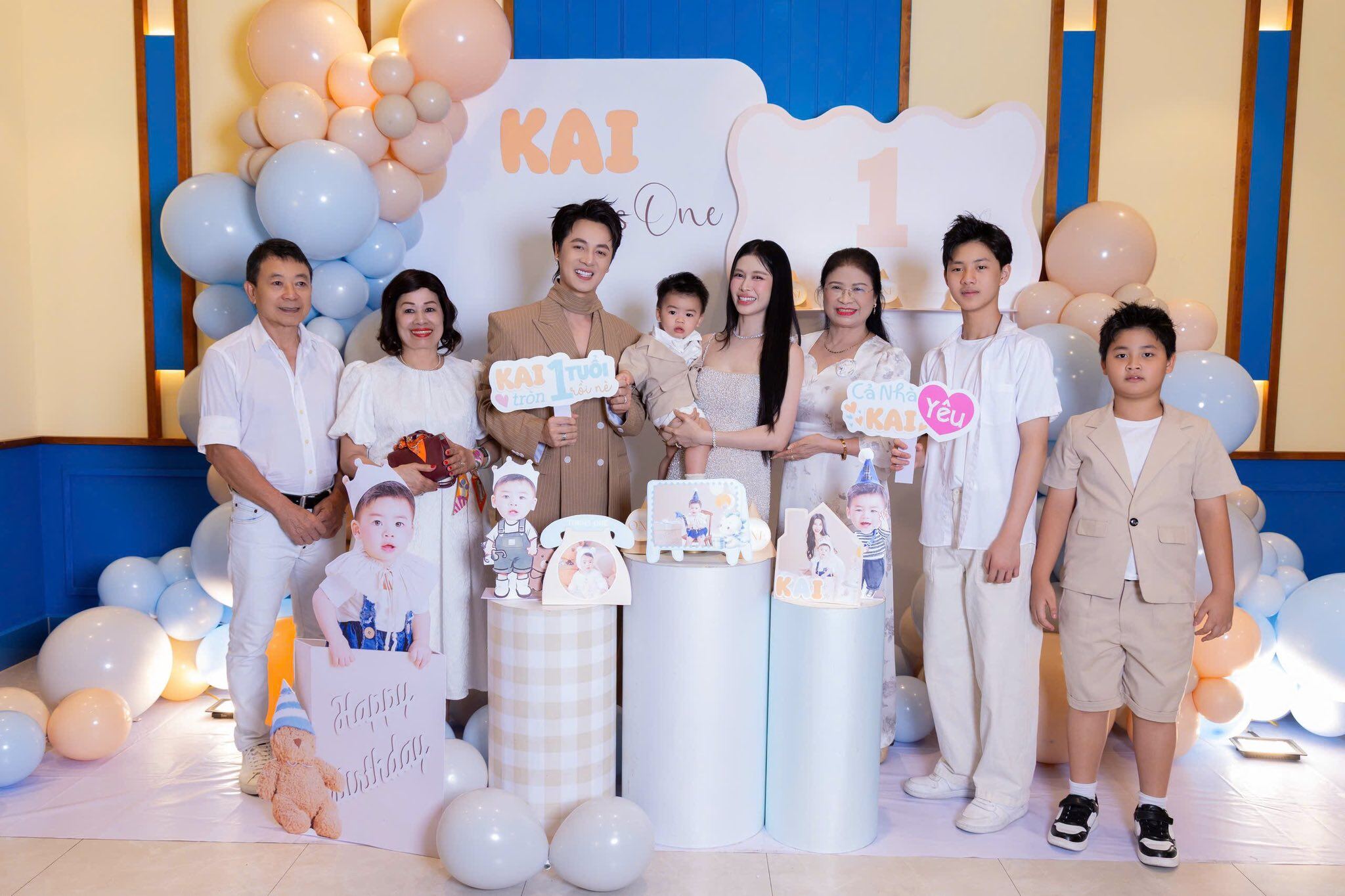 Quý tử thứ 3 của Đăng Khôi vừa cầm bút, vừa cầm mic trong tiệc thôi nôi, được cả nhà mong thành Giáo sư 8 Gia đình nội, ngoại có mặt đầy đủ trong tiệc thôi nôi của bé Kai.