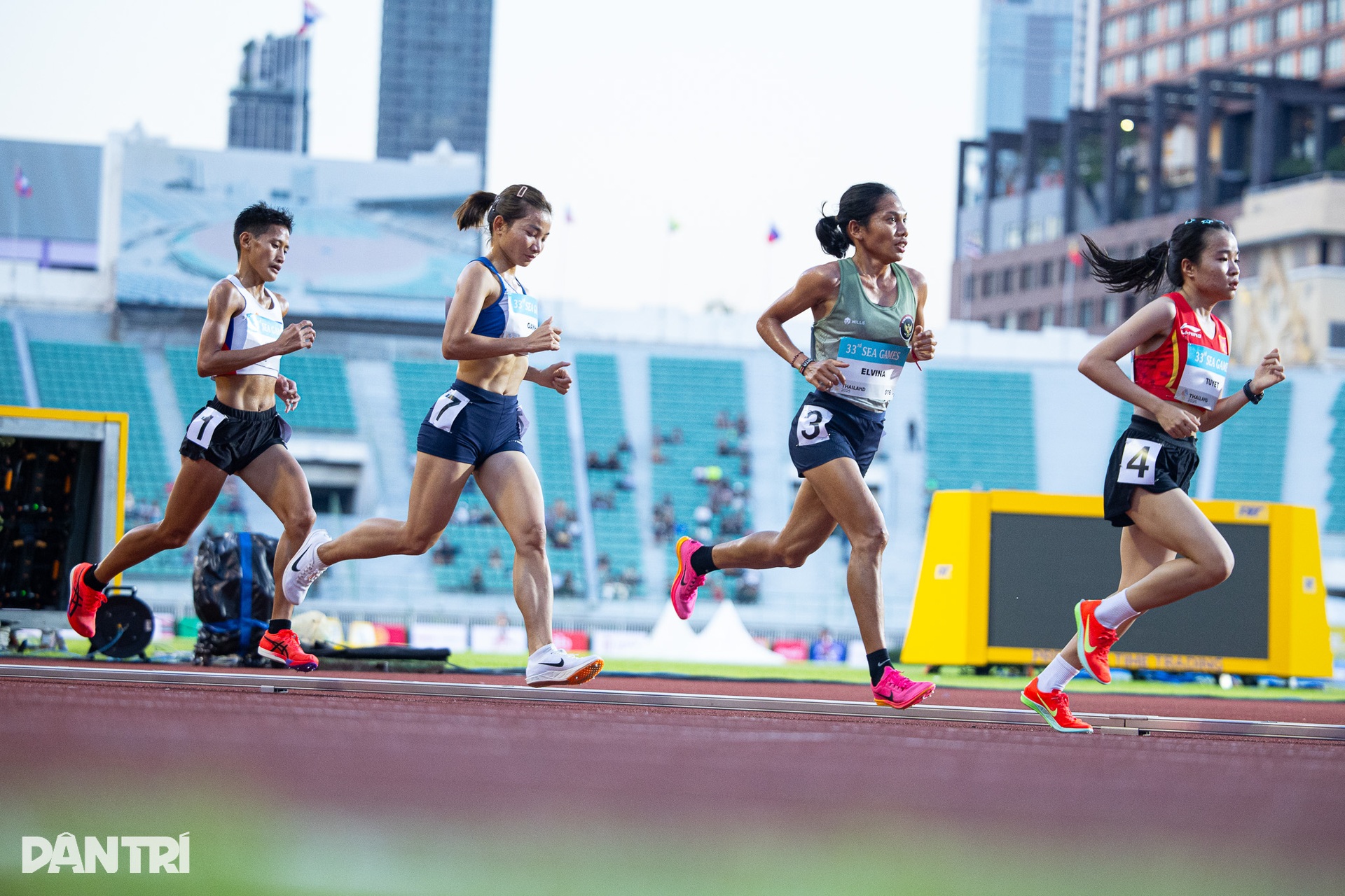 Nguyễn Thị Oanh và Lê Thị Tuyết khiến đối thủ “hít khói” ở cự ly 10.000m - 2