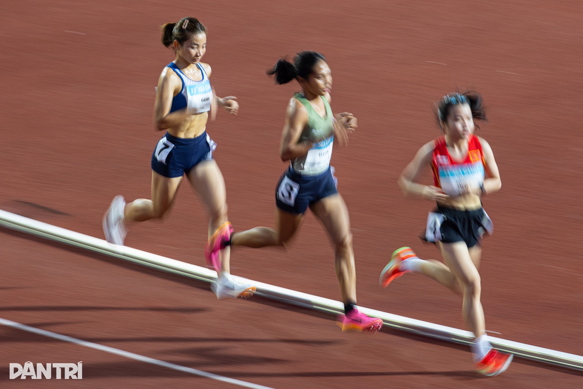 Nguyễn Thị Oanh và Lê Thị Tuyết khiến đối thủ “hít khói” ở cự ly 10.000m - 5