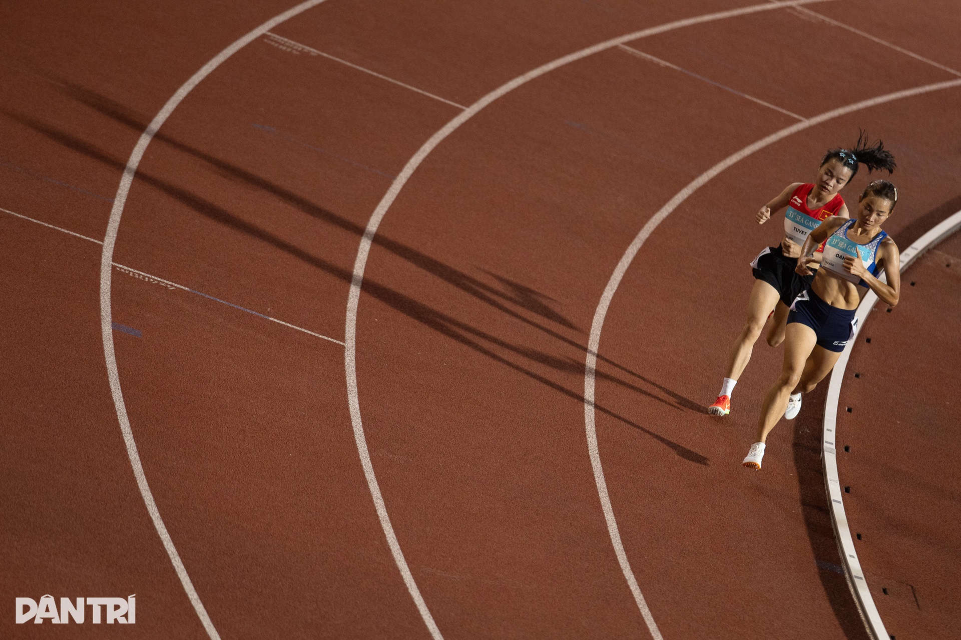 Nguyễn Thị Oanh và Lê Thị Tuyết khiến đối thủ “hít khói” ở cự ly 10.000m - 6