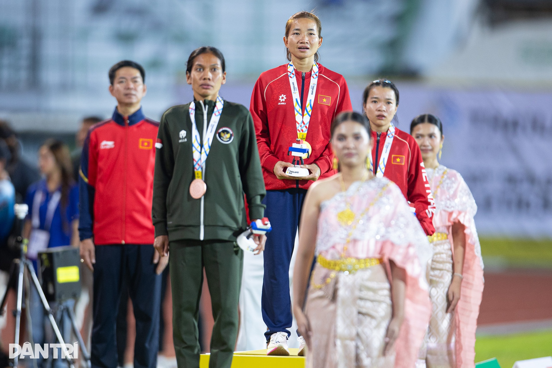 Nguyễn Thị Oanh và Lê Thị Tuyết khiến đối thủ “hít khói” ở cự ly 10.000m - 8