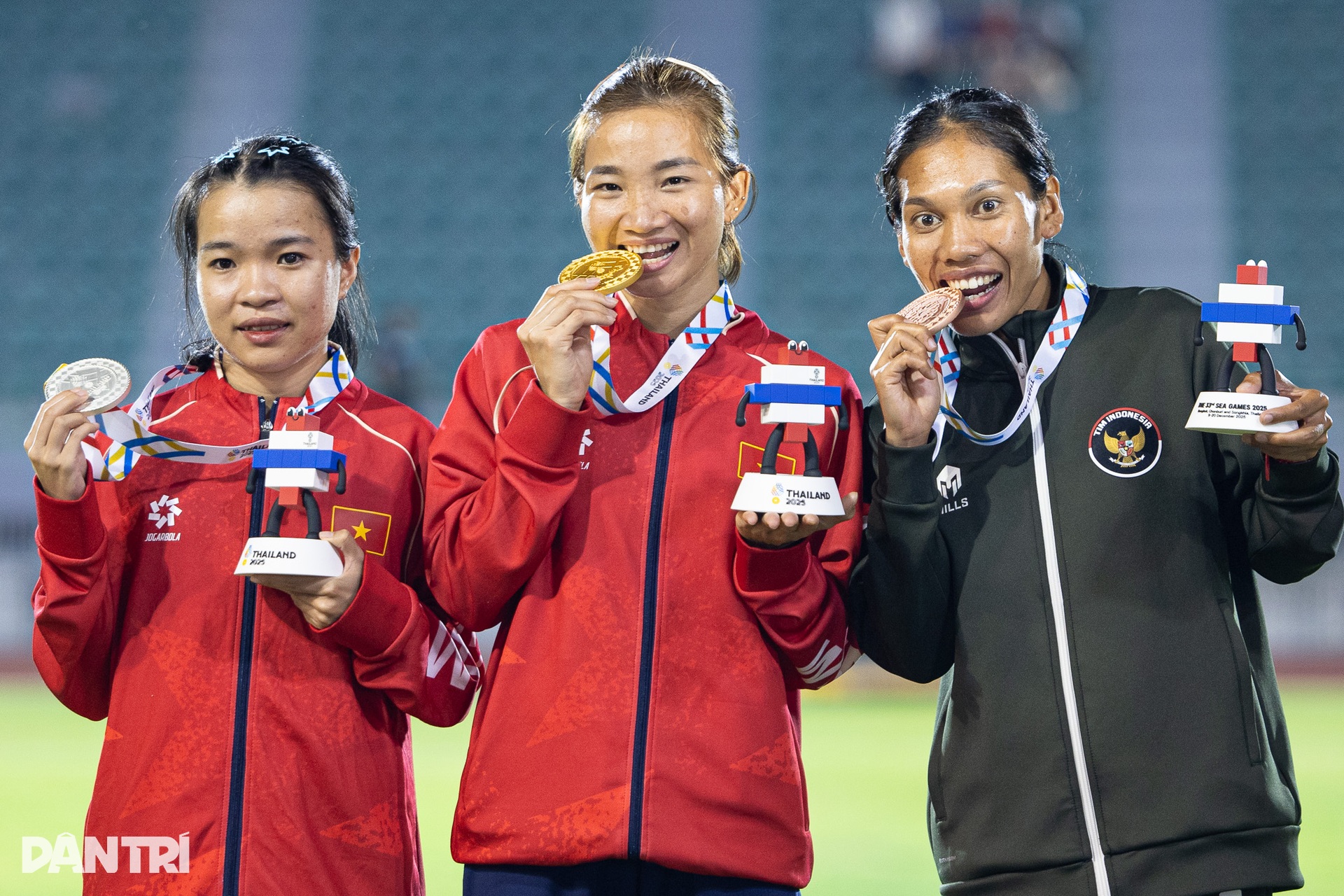 Nguyễn Thị Oanh và Lê Thị Tuyết khiến đối thủ “hít khói” ở cự ly 10.000m - 9