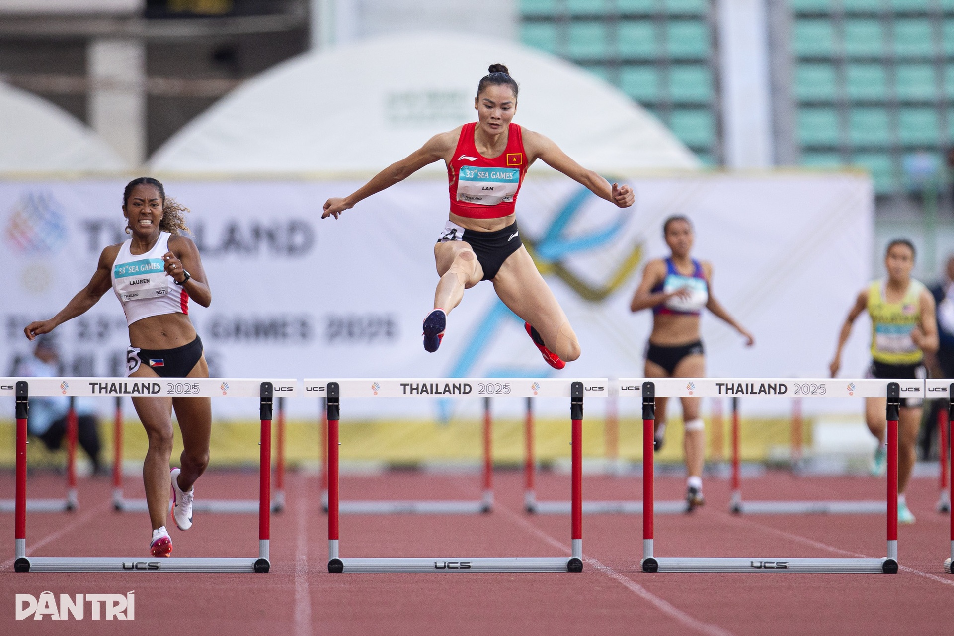 Nguyễn Thị Oanh và Lê Thị Tuyết khiến đối thủ “hít khói” ở cự ly 10.000m - 10