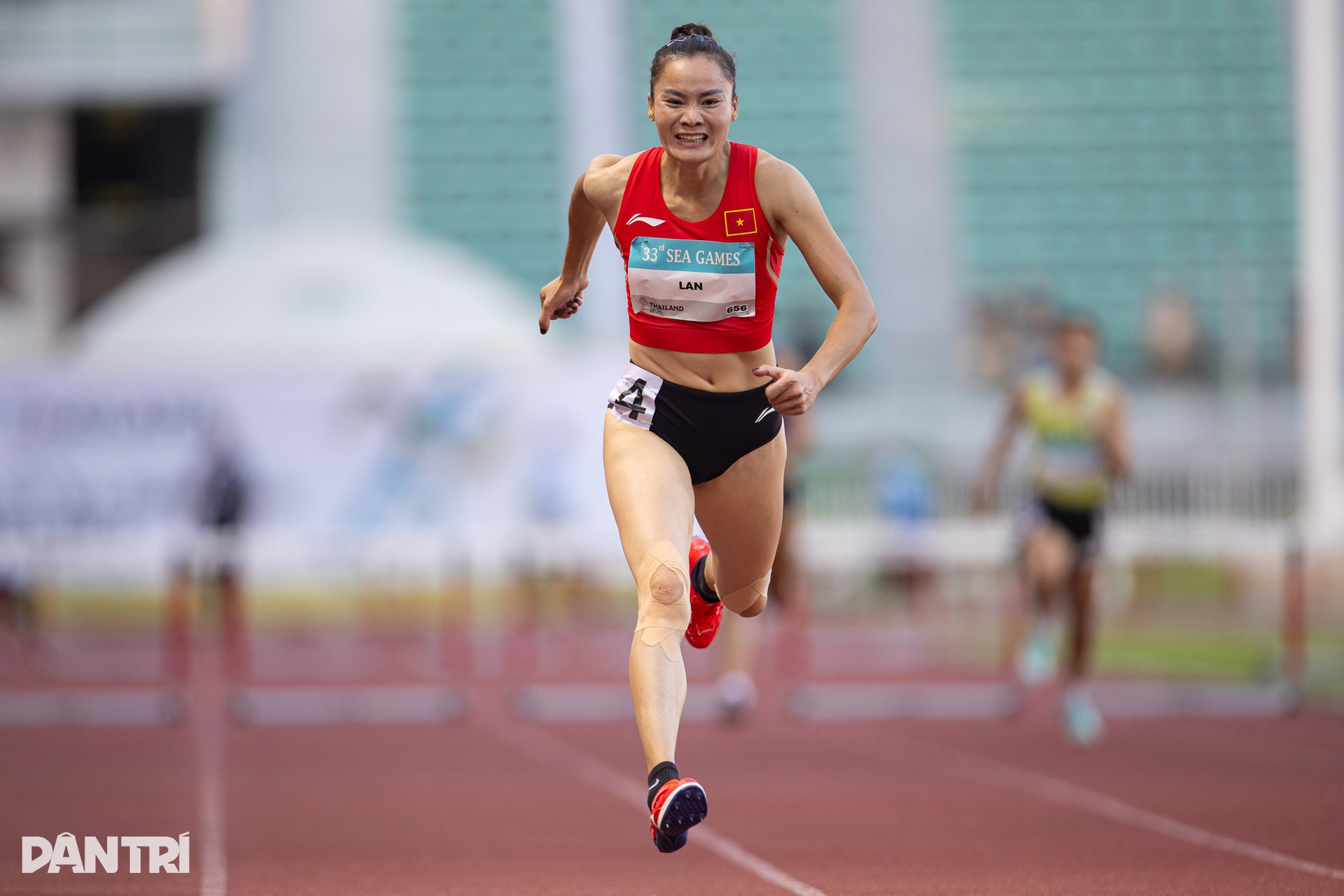 Nguyễn Thị Oanh và Lê Thị Tuyết khiến đối thủ “hít khói” ở cự ly 10.000m - 11