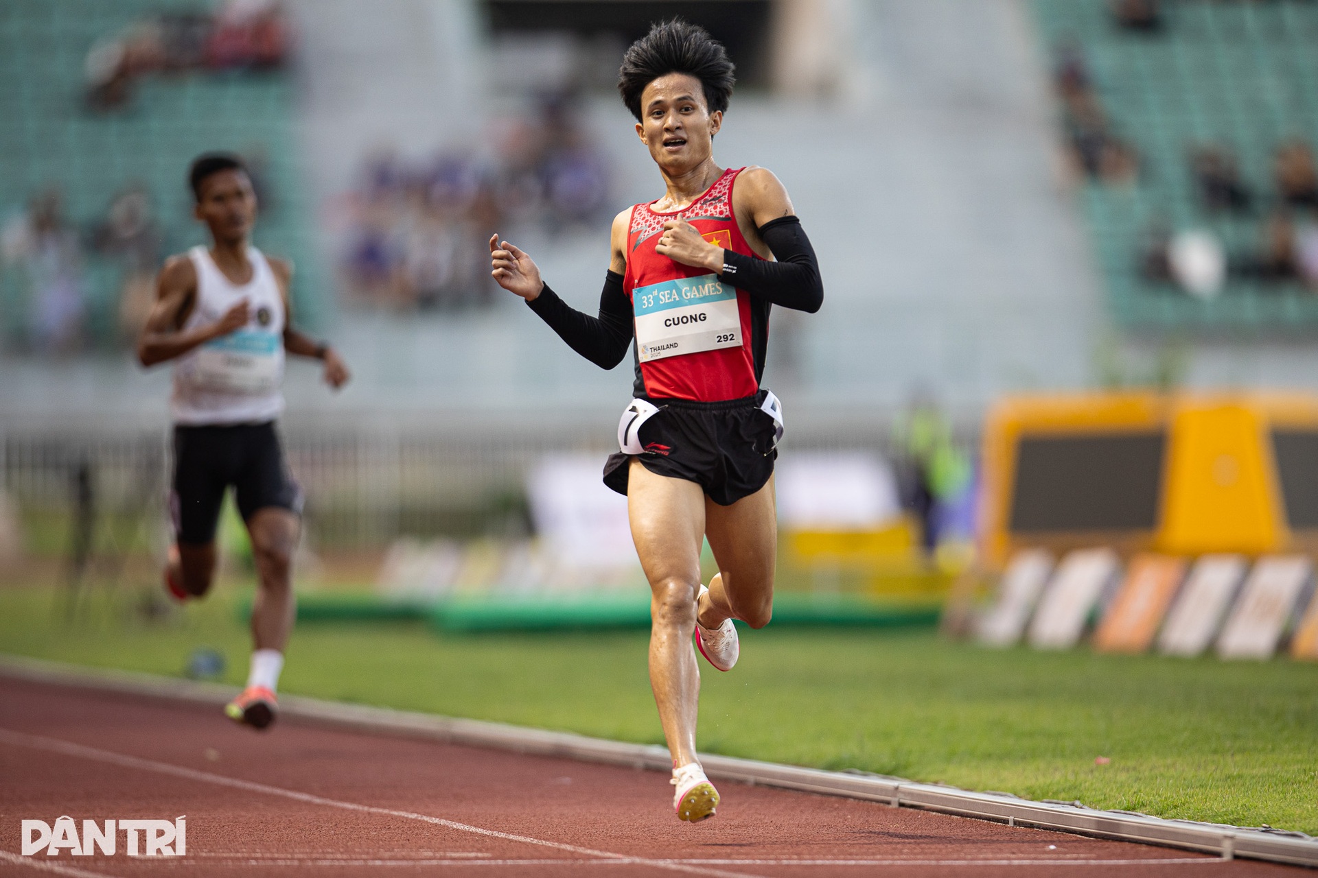 Nguyễn Thị Oanh và Lê Thị Tuyết khiến đối thủ “hít khói” ở cự ly 10.000m - 13