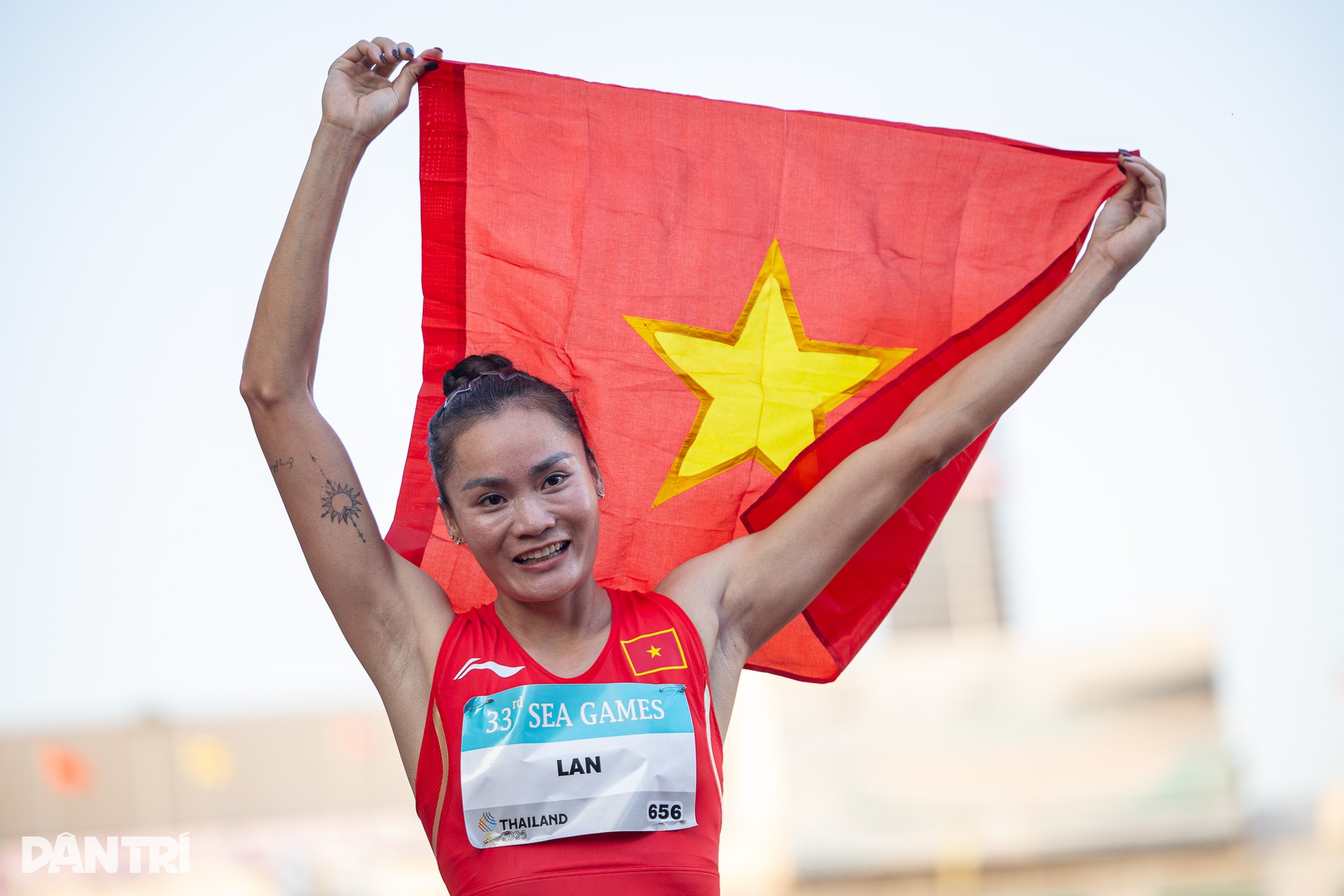 Nguyễn Thị Oanh và Lê Thị Tuyết khiến đối thủ “hít khói” ở cự ly 10.000m - 12