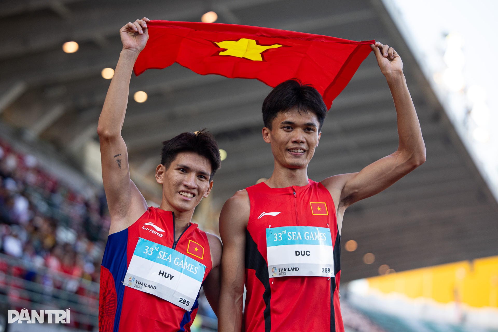 Nguyễn Thị Oanh và Lê Thị Tuyết khiến đối thủ “hít khói” ở cự ly 10.000m - 16