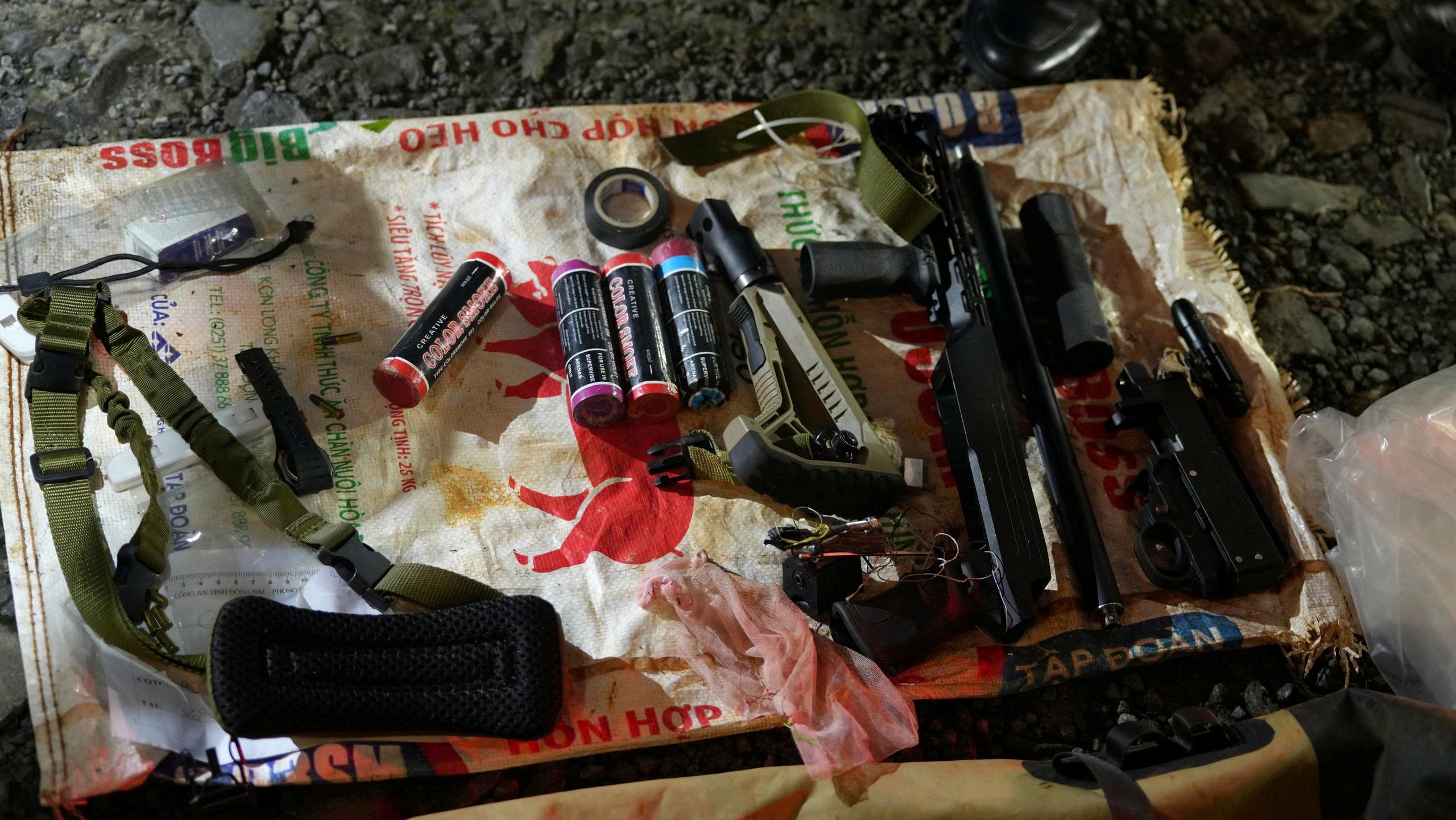 Truy tố Lê Sỹ Tùng, kẻ dùng súng thảm sát 3 người trong 1 gia đình ở Đồng Nai- Ảnh 4. Truy tố Lê Sỹ Tùng, kẻ dùng súng thảm sát 3 người trong 1 gia đình ở Đồng Nai- Ảnh 4.