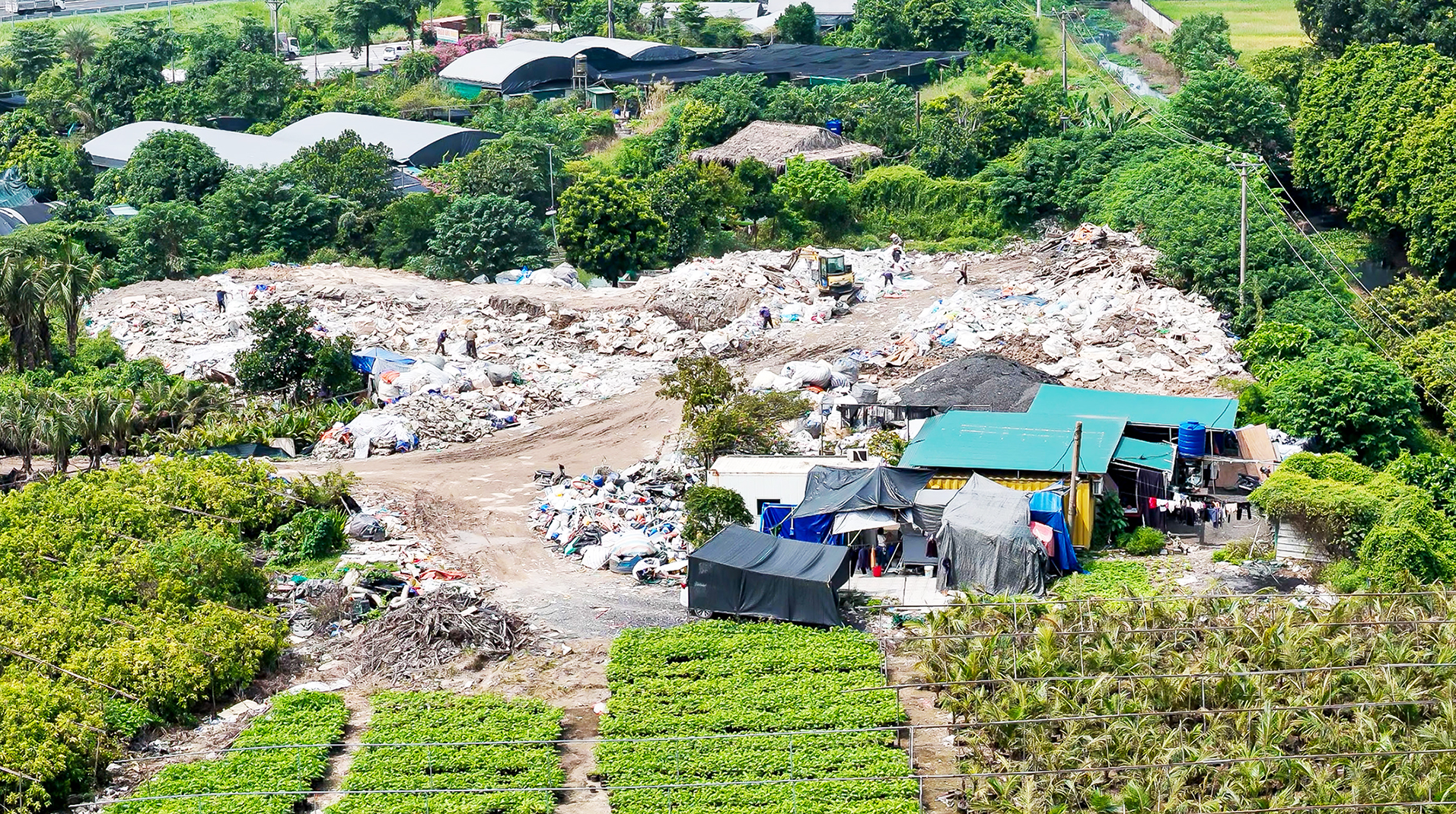 Tùy tiện đổ rác thải xây dựng - Ảnh 6. Tùy tiện đổ rác thải xây dựng - Ảnh 6.