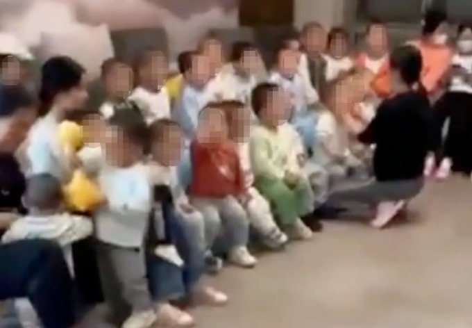 Video ghi lại hàng chục em nhỏ gọi bố ơi được đăng trên một tài khoản mạng xã hội liên quan đến Xu. Ảnh: Reddit