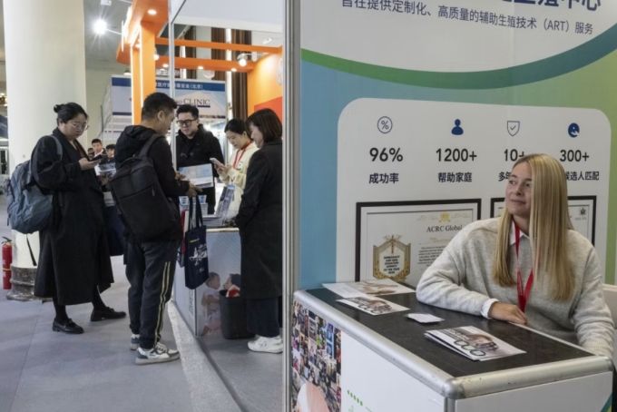 Gian hàng của ACRC Global, công ty môi giới mang thai hộ ở California, Mỹ, chuyên tiếp thị cho khách hàng quốc tế, đặc biệt là Trung Quốc, tại Triển lãm Y tế và Sức khỏe Bắc Kinh hồi tháng 10. Ảnh: WSJ