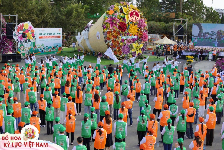 Check in cạn pin với bó hoa ở Đà Lạt nặng 10 tấn, to nhất Việt Nam 4 Là dịp để quảng bá, tôn vinh hoa và nghề trồng hoa, niềm tự hào của mảnh đất và con người Đà Lạt - Lâm Đồng.