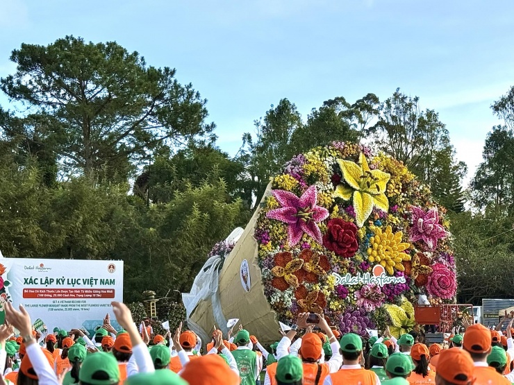 Check in cạn pin với bó hoa ở Đà Lạt nặng 10 tấn, to nhất Việt Nam 8 Đây là một kỳ tích mang dấu ấn hoa Việt; đồng thời, khẳng định vị thế Đà Lạt là xứ sở Hoa bậc nhất Đông Nam Á.