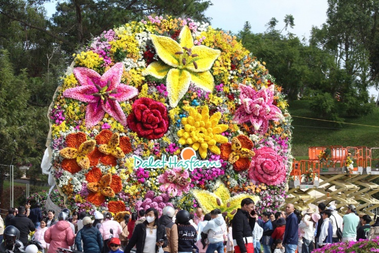 Check in cạn pin với bó hoa ở Đà Lạt nặng 10 tấn, to nhất Việt Nam 9 Check in 'cạn pin' với bó hoa ở Đà Lạt nặng 10 tấn, to nhất Việt Nam - 8