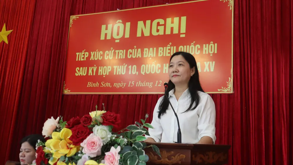 Bà Võ Thị Hiền, Chủ tịch UBND xã Bình Sơn nêu ý kiến tại hội nghị. 1000017246.jpg