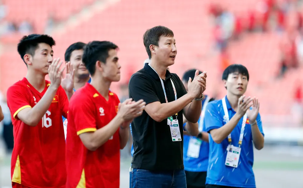 HLV Kim Sang-sik dành tặng điểm tuyệt đối 100 cho các học trò. Ảnh: VFF. 100-diem-cho-u-22-viet-nam-va-chuc-vo-dich-sea-games-trong-tam-tay (3).jpg