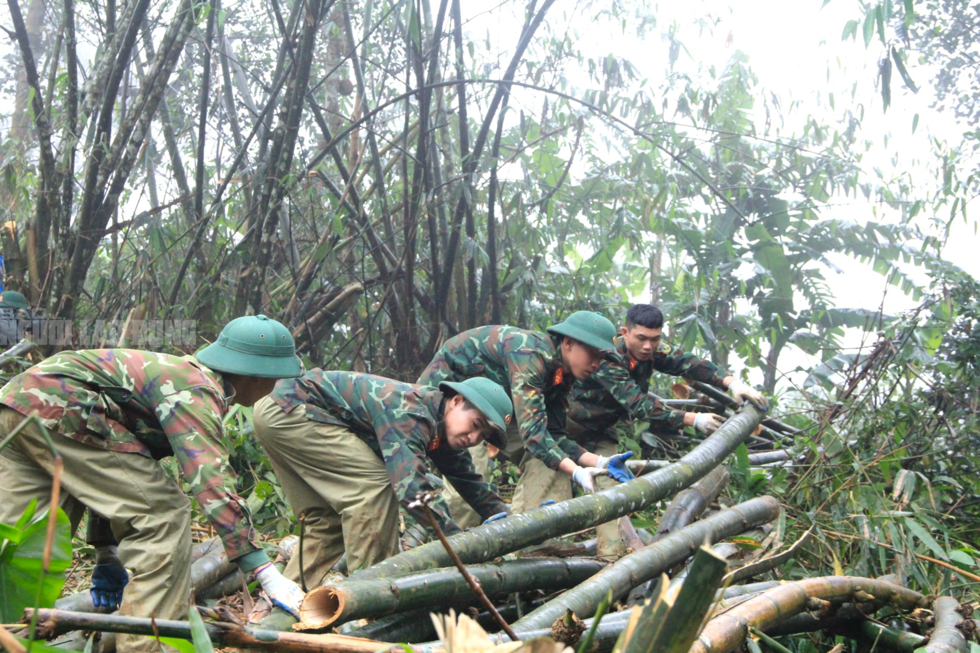 Công trình chống sụt trượt Khe Sanh khẩn trương triển khai giữa Sương mù dày đặc - Ảnh 9.