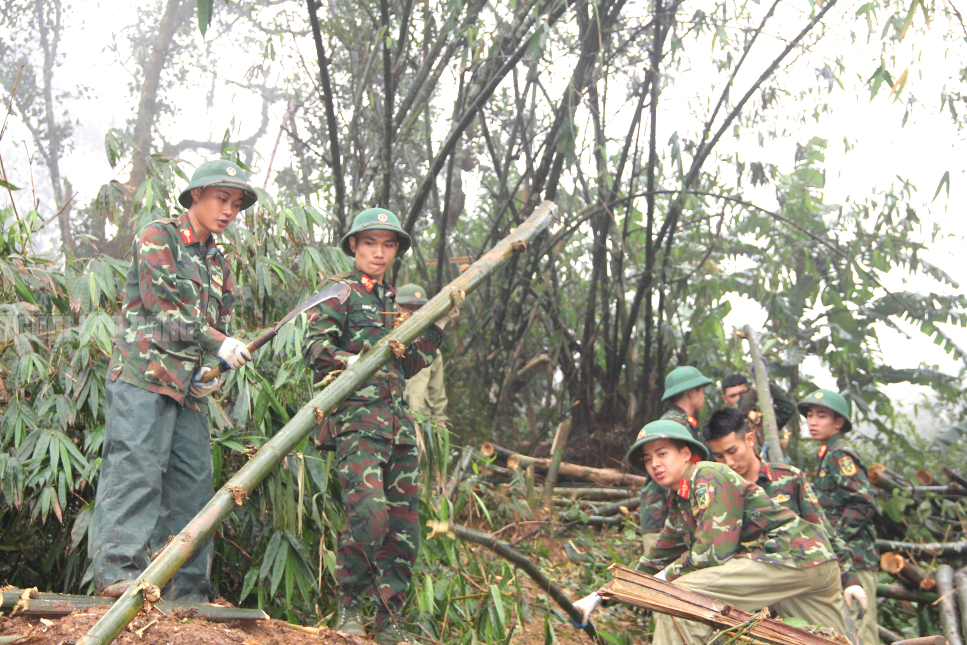 Công trình chống sụt trượt Khe Sanh khẩn trương triển khai giữa Sương mù dày đặc - Ảnh 10.