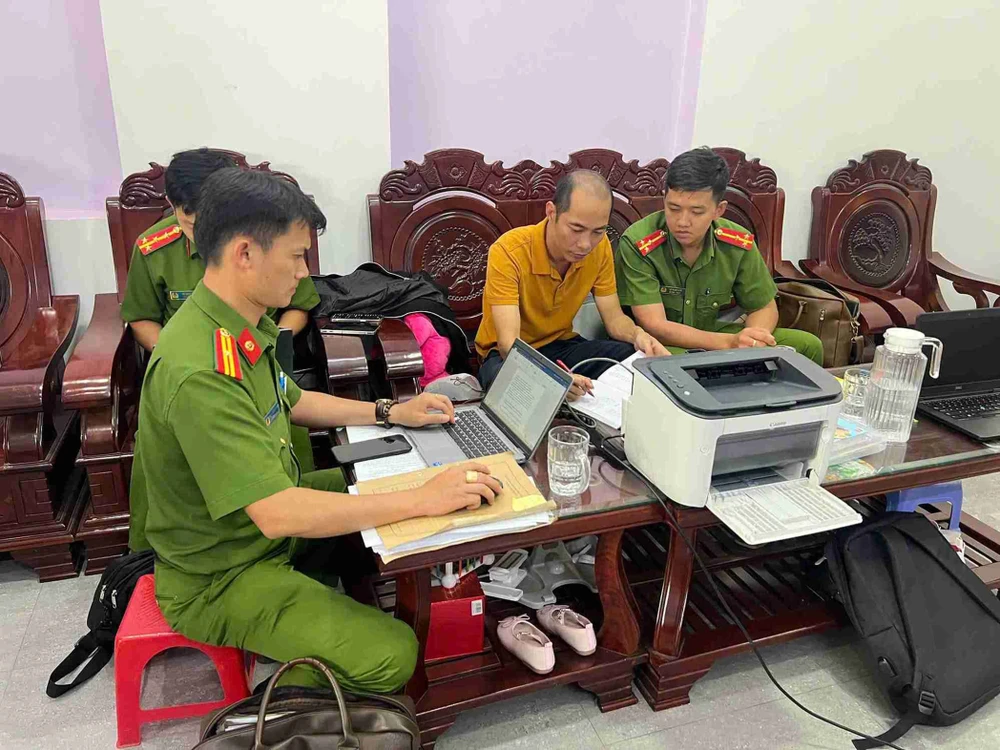 Cơ quan điều tra thực hiện lệnh khám xét chỗ ở những người có liên quan. bac-si-dom (4).jpg