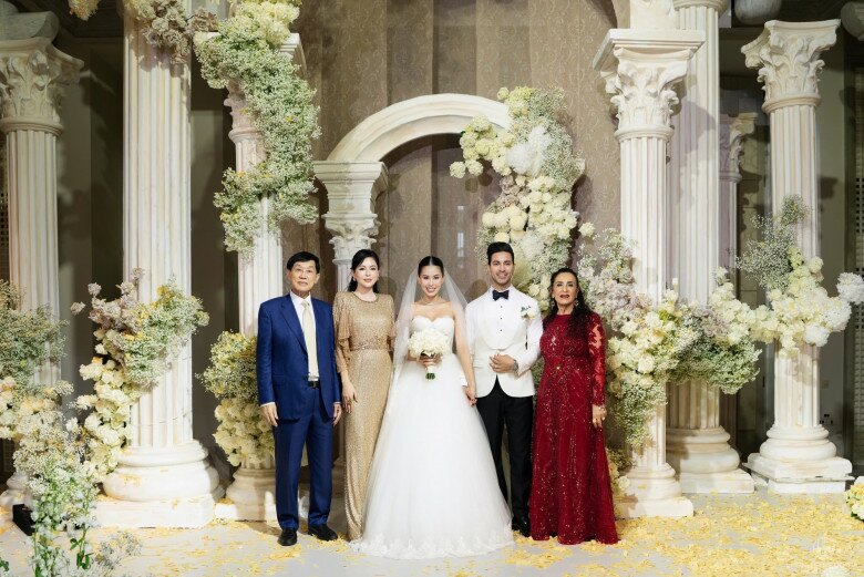 Cậu út điển trai nhà tỷ phú - Hiếu Nguyễn: Từ "bao cát" bị chị ruột chọn làm búp bê đến chàng phù rể gây xúc động 4 Theo lời Hiếu Nguyễn, chị gái từng bỏ bom anh để đi chơi với bạn trai.