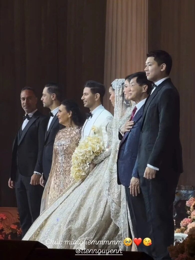 Cậu út điển trai nhà tỷ phú - Hiếu Nguyễn: Từ "bao cát" bị chị ruột chọn làm búp bê đến chàng phù rể gây xúc động 3 Anh là em trai duy nhất của Tiên Nguyễn, từng là bao cát cho mọi sự bực bội của chị.