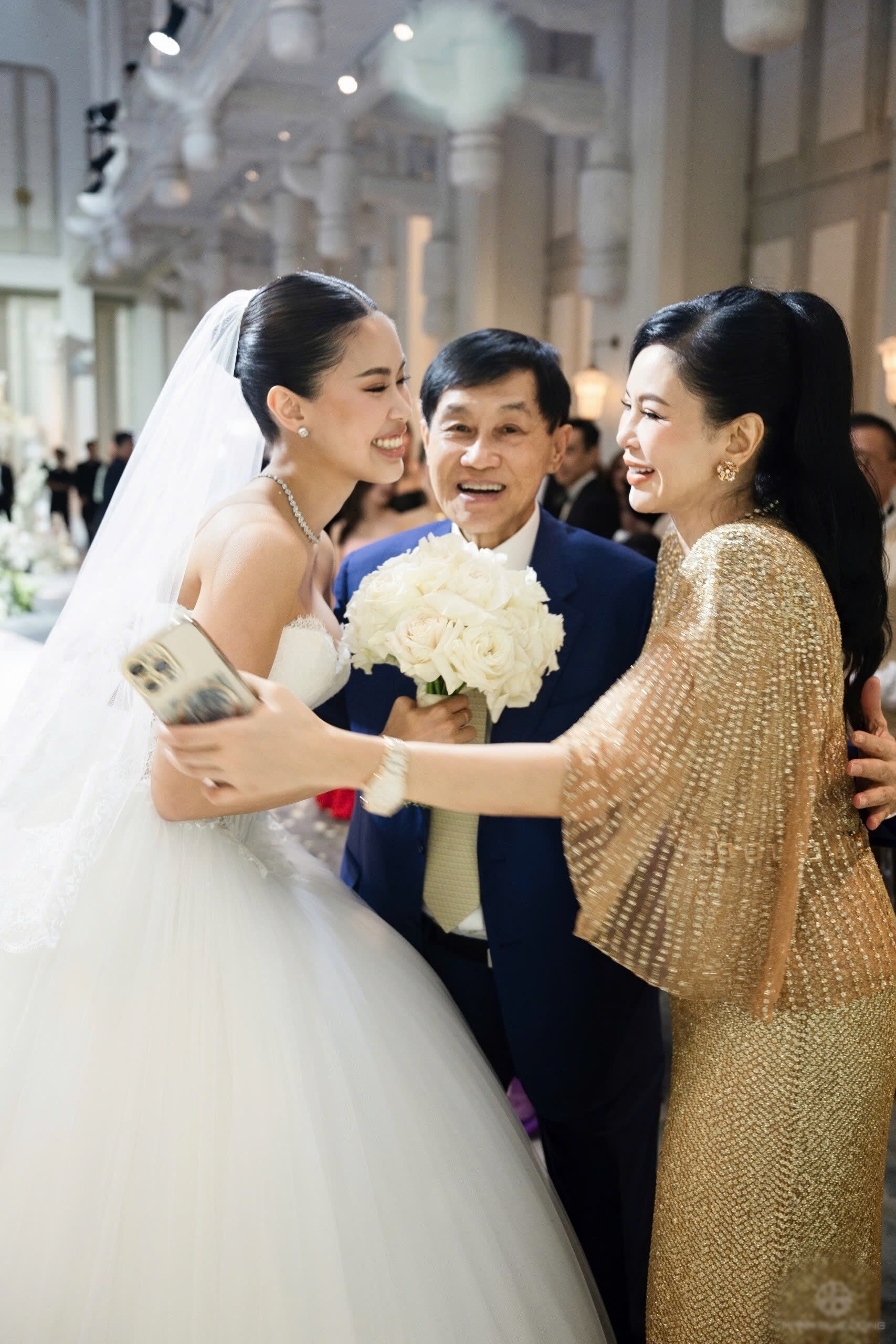 Cậu út điển trai nhà tỷ phú - Hiếu Nguyễn: Từ "bao cát" bị chị ruột chọn làm búp bê đến chàng phù rể gây xúc động 5 Trong mắt chàng thiếu gia út nhà tỷ phú, chị gái đã từ một công chúa hơi điên trở thành một nữ CEO vững vàng.