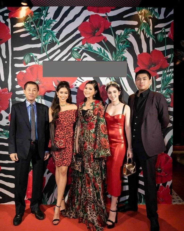 Cậu út điển trai nhà tỷ phú - Hiếu Nguyễn: Từ "bao cát" bị chị ruột chọn làm búp bê đến chàng phù rể gây xúc động 6 Cậu út điển trai nhà tỷ phú - Hiếu Nguyễn: Từ amp;#34;bao cátamp;#34; bị chị ruột chọn làm búp bê đến chàng phù rể gây xúc động - 5