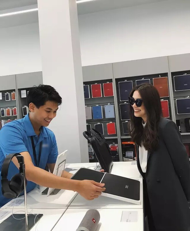 Cậu út điển trai nhà tỷ phú - Hiếu Nguyễn: Từ "bao cát" bị chị ruột chọn làm búp bê đến chàng phù rể gây xúc động 8 Anh chàng từng gây sốt với hình ảnh đi làm nhân viên bán hàng.