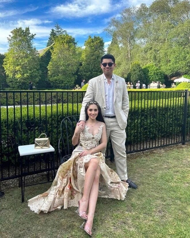 Cậu út điển trai nhà tỷ phú - Hiếu Nguyễn: Từ "bao cát" bị chị ruột chọn làm búp bê đến chàng phù rể gây xúc động 9 Hiếu Nguyễn từng được cho là có mối tình lâu năm với bạn gái tiểu thư nhà giàu - Marie Trâm Anh.