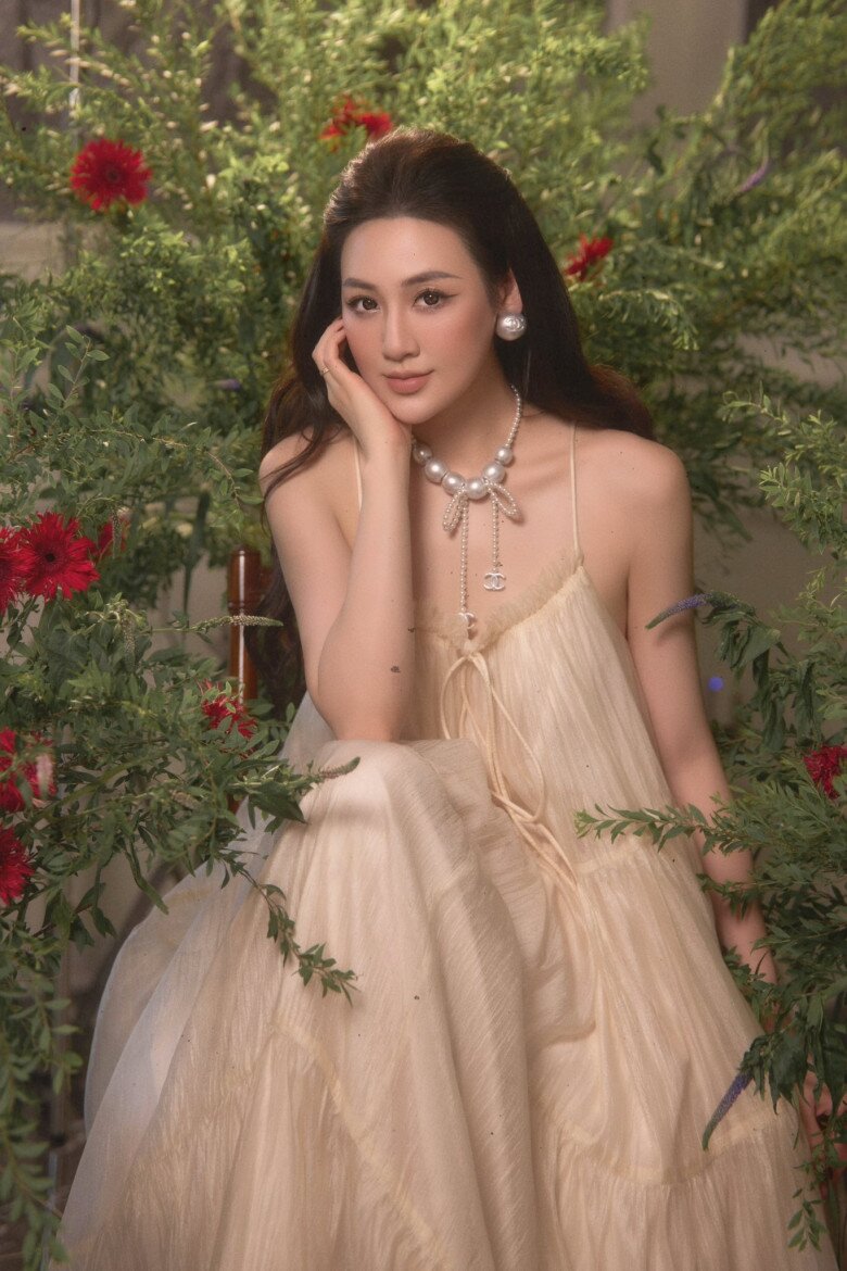 Á hậu Việt Nam sinh 2 con vẫn đẹp khó tin, thay đổi một điểm đến vợ NSND Công Lý cũng phải khen 3 Trước đó, Á hậu Tú Anh trung thành với màu tóc đen, suông dài.